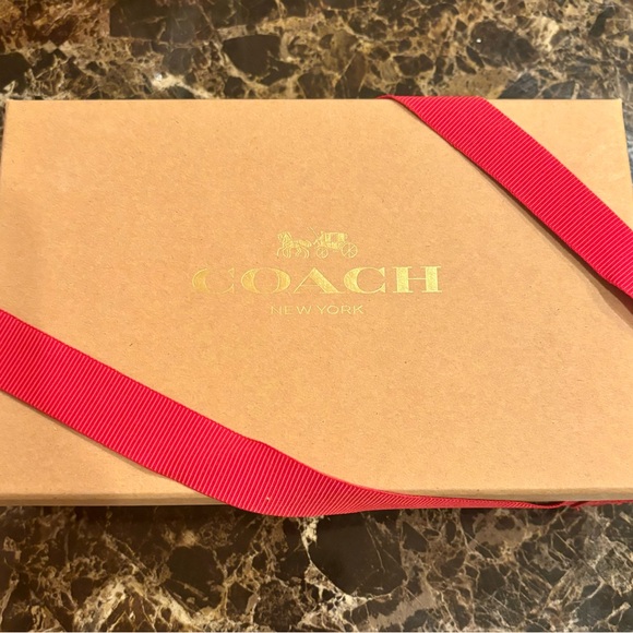 ❌SOLD❌ Coach Mini Wallet on a Chain Gift Set - Picture 4 of 4